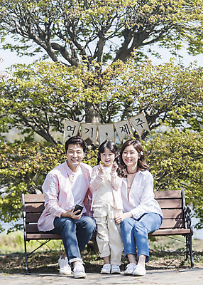 포토 JPG 주간 전신 나무 여자 남자 딸 행복 어린이 벤치 가족 엄마 가족여행 서기 미소 소녀 성인 야외 앞모습 세명 30대 제주도 손잡기 맑음 화목 봄 산책 한국인 가족라이프 아빠 핵가족 즐거움 봄여행 노리매공원 국내포토 자연요소 식물 라이프스타일 계절 공원 감정 뷰포인트 여행 컨셉 의자 관계 모션 날씨 휴식 한국 표정 사람 동양인 장년 파일형식