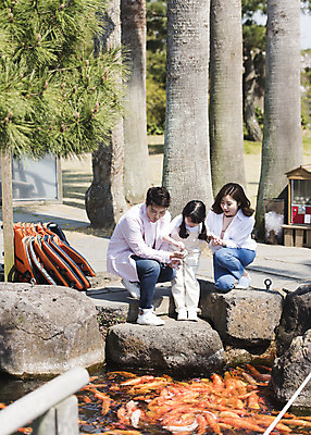 포토 JPG 주간 전신 나무 여자 남자 딸 행복 호수 어린이 가족 엄마 가족여행 서기 미소 앉기 소녀 성인 야외 앞모습 세명 30대 제주도 맑음 화목 봄 산책 한국인 가족라이프 아빠 구경 핵가족 즐거움 호기심 잉어 봄여행 노리매공원 국내포토 자연요소 식물 라이프스타일 계절 공원 감정 뷰포인트 여행 컨셉 관계 모션 날씨 휴식 한국 표정 어류 사람 동양인 장년 파일형식