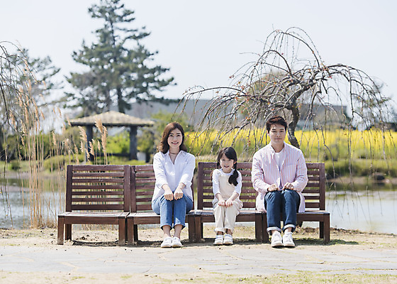 포토 JPG 주간 전신 나무 여자 남자 딸 행복 어린이 의자 가족 엄마 가족여행 미소 앉기 소녀 성인 야외 앞모습 세명 30대 제주도 맑음 화목 봄 산책 한국인 가족라이프 아빠 핵가족 즐거움 봄여행 노리매공원 국내포토 자연요소 식물 라이프스타일 계절 공원 감정 뷰포인트 여행 가구 컨셉 관계 모션 날씨 휴식 한국 표정 사람 동양인 장년 파일형식