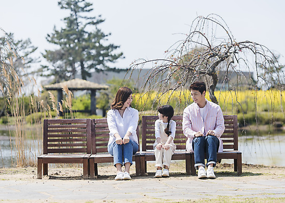 포토 JPG 주간 전신 나무 여자 남자 딸 행복 어린이 의자 가족 엄마 가족여행 미소 앉기 소녀 성인 야외 앞모습 세명 30대 제주도 맑음 화목 봄 산책 한국인 가족라이프 아빠 핵가족 즐거움 봄여행 노리매공원 국내포토 자연요소 식물 라이프스타일 계절 공원 감정 뷰포인트 여행 가구 컨셉 관계 모션 날씨 휴식 한국 표정 사람 동양인 장년 파일형식