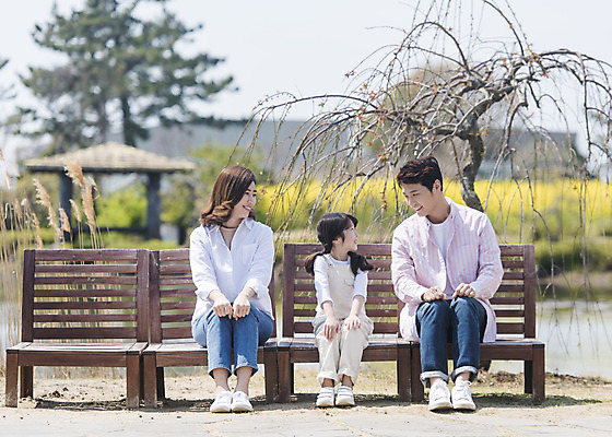 포토 JPG 주간 전신 나무 여자 남자 딸 행복 어린이 의자 가족 엄마 가족여행 미소 앉기 소녀 성인 야외 앞모습 세명 30대 제주도 맑음 화목 봄 산책 한국인 가족라이프 아빠 핵가족 즐거움 봄여행 노리매공원 국내포토 자연요소 식물 라이프스타일 계절 공원 감정 뷰포인트 여행 가구 컨셉 관계 모션 날씨 휴식 한국 표정 사람 동양인 장년 파일형식