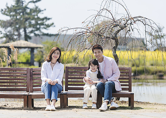 포토 JPG 주간 전신 나무 여자 남자 딸 행복 어린이 의자 가족 엄마 가족여행 미소 앉기 소녀 성인 야외 앞모습 세명 30대 제주도 맑음 화목 봄 산책 한국인 가족라이프 아빠 핵가족 즐거움 봄여행 노리매공원 국내포토 자연요소 식물 라이프스타일 계절 공원 감정 뷰포인트 여행 가구 컨셉 관계 모션 날씨 휴식 한국 표정 사람 동양인 장년 파일형식