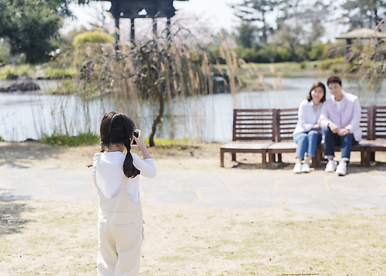 포토 JPG 주간 전신 여자 남자 딸 행복 어린이 의자 가족 엄마 가족여행 서기 미소 들기 소녀 상반신 성인 야외 앞모습 뒷모습 아웃포커스 세명 30대 제주도 사진촬영 화목 봄 산책 한국인 가족라이프 아빠 핵가족 즐거움 봄여행 노리매공원 국내포토 자연요소 라이프스타일 계절 공원 감정 뷰포인트 여행 가구 컨셉 관계 모션 휴식 한국 촬영기법 표정 사람 동양인 장년 촬영 파일형식