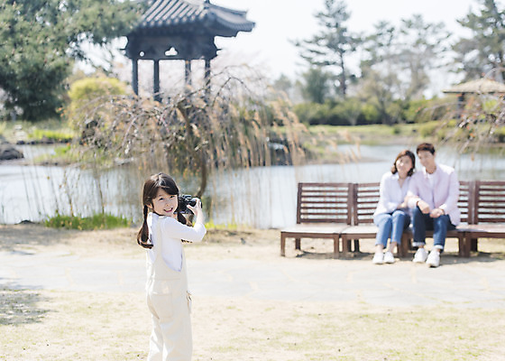 포토 JPG 주간 전신 여자 남자 딸 행복 어린이 의자 가족 엄마 가족여행 서기 미소 들기 소녀 상반신 성인 야외 앞모습 뒷모습 아웃포커스 세명 30대 제주도 사진촬영 화목 봄 산책 한국인 가족라이프 뒤돌아보기 아빠 핵가족 즐거움 봄여행 노리매공원 국내포토 자연요소 라이프스타일 계절 공원 감정 뷰포인트 여행 가구 컨셉 관계 모션 휴식 한국 촬영기법 표정 사람 동양인 장년 촬영 파일형식