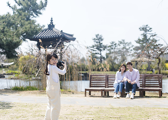 포토 JPG 주간 전신 여자 남자 딸 행복 어린이 의자 가족 엄마 가족여행 서기 미소 들기 소녀 상반신 성인 야외 앞모습 뒷모습 아웃포커스 세명 30대 제주도 사진촬영 화목 봄 산책 한국인 가족라이프 뒤돌아보기 아빠 핵가족 즐거움 봄여행 노리매공원 국내포토 자연요소 라이프스타일 계절 공원 감정 뷰포인트 여행 가구 컨셉 관계 모션 휴식 한국 촬영기법 표정 사람 동양인 장년 촬영 파일형식