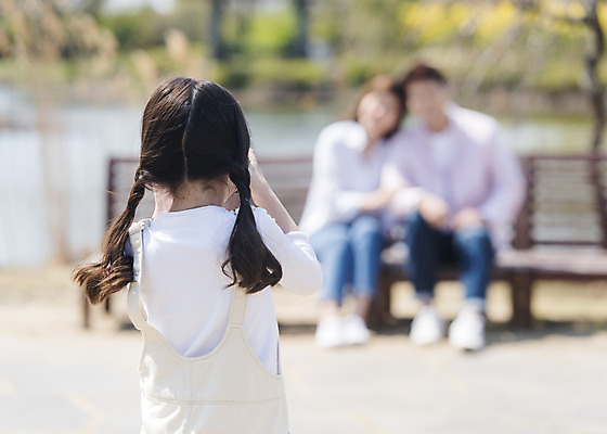 포토 JPG 주간 전신 여자 남자 딸 행복 어린이 의자 가족 엄마 가족여행 서기 미소 들기 소녀 상반신 성인 야외 앞모습 뒷모습 아웃포커스 세명 30대 제주도 사진촬영 화목 봄 산책 한국인 가족라이프 아빠 핵가족 즐거움 봄여행 노리매공원 국내포토 자연요소 라이프스타일 계절 공원 감정 뷰포인트 여행 가구 컨셉 관계 모션 휴식 한국 촬영기법 표정 사람 동양인 장년 촬영 파일형식