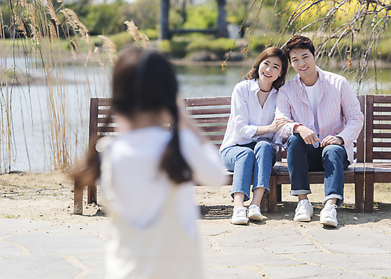 포토 JPG 주간 전신 여자 남자 딸 행복 어린이 의자 가족 엄마 가족여행 서기 미소 들기 소녀 상반신 성인 야외 앞모습 아웃포커스 세명 30대 제주도 사진촬영 화목 봄 산책 한국인 가족라이프 아빠 핵가족 즐거움 봄여행 노리매공원 국내포토 자연요소 라이프스타일 계절 공원 감정 뷰포인트 여행 가구 컨셉 관계 모션 휴식 한국 촬영기법 표정 사람 동양인 장년 촬영 파일형식