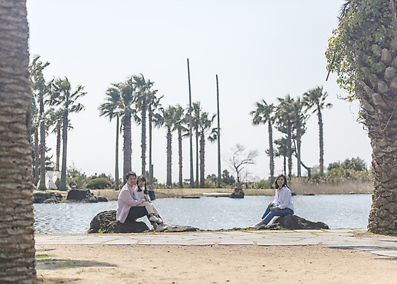 포토 JPG 주간 전신 나무 여자 남자 딸 행복 어린이 가족 엄마 가족여행 미소 앉기 소녀 성인 야외 옆모습 세명 30대 야자수 제주도 화목 봄 산책 한국인 돌_바위 가족라이프 아빠 핵가족 즐거움 봄여행 노리매공원 국내포토 자연요소 식물 라이프스타일 계절 공원 감정 뷰포인트 여행 컨셉 관계 모션 휴식 한국 표정 사람 동양인 장년 파일형식