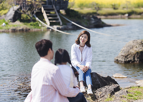 포토 JPG 주간 전신 여자 남자 딸 행복 어린이 가족 엄마 가족여행 미소 앉기 소녀 상반신 성인 야외 앞모습 뒷모습 세명 30대 제주도 맑음 화목 봄 산책 한국인 돌_바위 가족라이프 아빠 핵가족 즐거움 봄여행 노리매공원 국내포토 자연요소 라이프스타일 계절 공원 감정 뷰포인트 여행 컨셉 관계 모션 날씨 휴식 한국 표정 사람 동양인 장년 파일형식