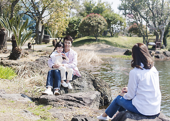 포토 JPG 주간 전신 여자 남자 딸 행복 어린이 가족 엄마 가족여행 미소 앉기 소녀 성인 야외 앞모습 뒷모습 세명 30대 제주도 맑음 화목 봄 산책 한국인 바위 가족라이프 아빠 핵가족 즐거움 봄여행 노리매공원 국내포토 자연요소 라이프스타일 계절 공원 감정 뷰포인트 여행 컨셉 관계 모션 날씨 휴식 한국 표정 사람 동양인 장년 돌_바위 파일형식