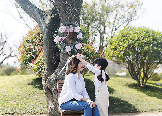 포토 JPG 주간 나무 여자 딸 행복 어린이 모녀 엄마 휴식 가족여행 사랑 서기 미소 앉기 소녀 상반신 성인 야외 두명 옆모습 30대 제주도 마주보기 맑음 화관 화목 봄 한국인 가족라이프 핵가족 즐거움 봄여행 여자만 노리매공원 국내포토 자연요소 식물 라이프스타일 계절 공원 꽃 감정 뷰포인트 여행 컨셉 가족 모션 날씨 한국 표정 사람 동양인 장년 파일형식