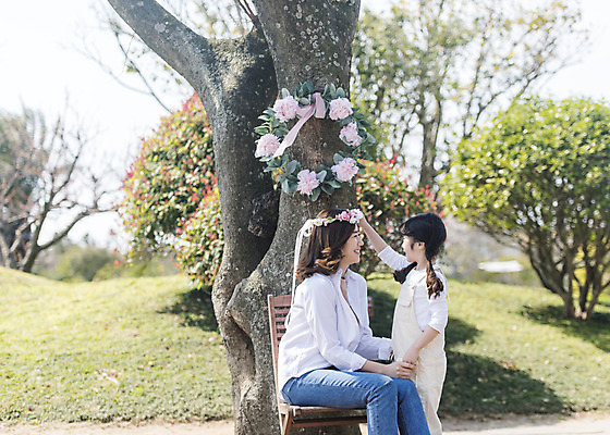 포토 JPG 주간 나무 여자 딸 행복 어린이 모녀 엄마 휴식 가족여행 사랑 서기 미소 앉기 소녀 상반신 성인 야외 두명 옆모습 30대 제주도 마주보기 맑음 화관 화목 봄 한국인 가족라이프 핵가족 즐거움 봄여행 여자만 노리매공원 국내포토 자연요소 식물 라이프스타일 계절 공원 꽃 감정 뷰포인트 여행 컨셉 가족 모션 날씨 한국 표정 사람 동양인 장년 파일형식