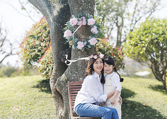 포토 JPG 주간 나무 여자 딸 행복 어린이 모녀 엄마 휴식 가족여행 사랑 서기 미소 앉기 소녀 상반신 성인 야외 두명 옆모습 30대 제주도 맑음 화관 화목 봄 한국인 가족라이프 핵가족 즐거움 봄여행 여자만 노리매공원 국내포토 자연요소 식물 라이프스타일 계절 공원 꽃 감정 뷰포인트 여행 컨셉 가족 모션 날씨 한국 표정 사람 동양인 장년 파일형식