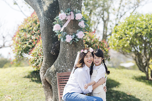 포토 JPG 주간 나무 여자 딸 행복 어린이 모녀 엄마 휴식 가족여행 사랑 서기 미소 앉기 소녀 상반신 성인 야외 두명 옆모습 30대 제주도 맑음 화관 화목 봄 한국인 가족라이프 핵가족 즐거움 봄여행 여자만 노리매공원 국내포토 자연요소 식물 라이프스타일 계절 공원 꽃 감정 뷰포인트 여행 컨셉 가족 모션 날씨 한국 표정 사람 동양인 장년 파일형식