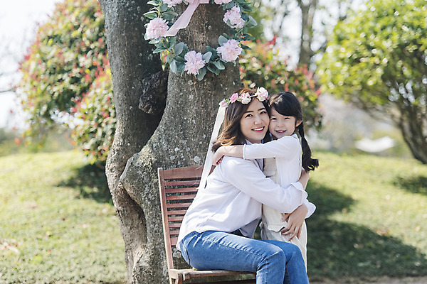 포토 JPG 주간 나무 여자 딸 행복 어린이 모녀 엄마 휴식 가족여행 사랑 서기 미소 앉기 소녀 상반신 성인 야외 두명 옆모습 30대 제주도 맑음 화관 화목 봄 한국인 가족라이프 핵가족 즐거움 봄여행 여자만 노리매공원 국내포토 자연요소 식물 라이프스타일 계절 공원 꽃 감정 뷰포인트 여행 컨셉 가족 모션 날씨 한국 표정 사람 동양인 장년 파일형식