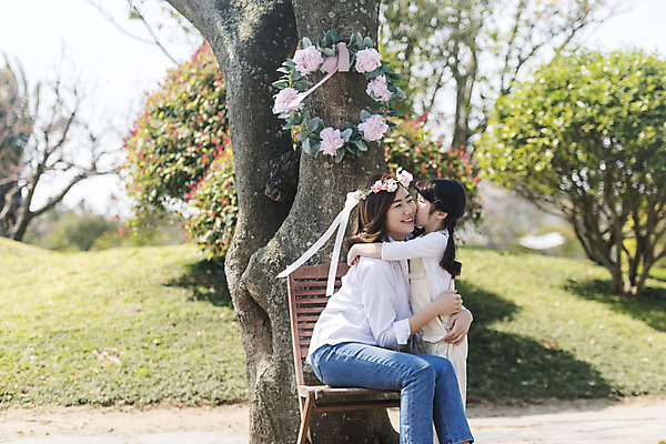 포토 JPG 주간 나무 여자 딸 행복 어린이 모녀 엄마 휴식 가족여행 키스 사랑 서기 미소 앉기 소녀 상반신 성인 야외 두명 옆모습 30대 제주도 맑음 화관 화목 봄 한국인 가족라이프 핵가족 즐거움 봄여행 여자만 노리매공원 국내포토 자연요소 식물 라이프스타일 계절 공원 꽃 감정 뷰포인트 여행 컨셉 가족 모션 날씨 한국 표정 사람 동양인 장년 애정표현 파일형식