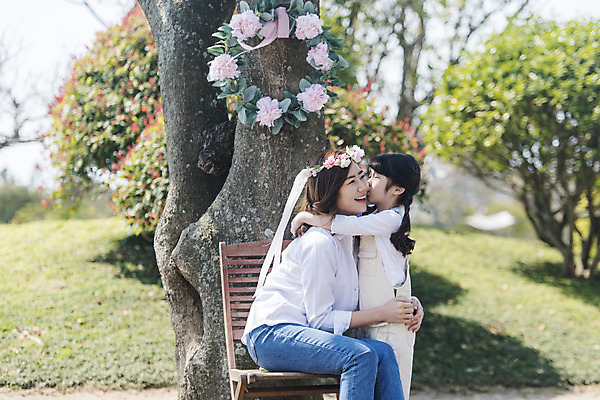 포토 JPG 주간 나무 여자 딸 행복 어린이 모녀 엄마 휴식 가족여행 키스 사랑 서기 미소 앉기 소녀 상반신 성인 야외 두명 옆모습 30대 제주도 맑음 화관 화목 봄 한국인 가족라이프 핵가족 즐거움 봄여행 여자만 노리매공원 국내포토 자연요소 식물 라이프스타일 계절 공원 꽃 감정 뷰포인트 여행 컨셉 가족 모션 날씨 한국 표정 사람 동양인 장년 애정표현 파일형식