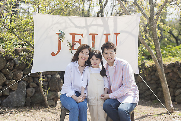 포토 JPG 주간 여자 남자 딸 행복 어린이 가족 엄마 가족여행 서기 미소 앉기 소녀 상반신 성인 야외 앞모습 세명 30대 제주도 손잡기 맑음 화목 봄 산책 한국인 가족라이프 아빠 핵가족 즐거움 봄여행 노리매공원 국내포토 자연요소 라이프스타일 계절 공원 감정 뷰포인트 여행 컨셉 관계 모션 날씨 휴식 한국 표정 사람 동양인 장년 파일형식