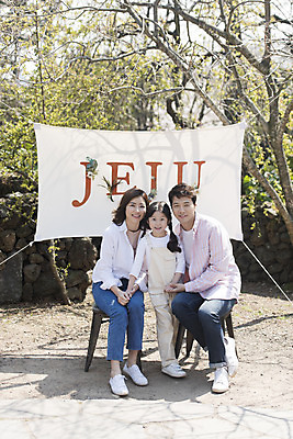 포토 JPG 주간 전신 여자 남자 딸 행복 어린이 가족 엄마 가족여행 서기 미소 앉기 소녀 성인 야외 앞모습 세명 30대 제주도 손잡기 맑음 화목 봄 산책 한국인 가족라이프 아빠 핵가족 즐거움 봄여행 노리매공원 국내포토 자연요소 라이프스타일 계절 공원 감정 뷰포인트 여행 컨셉 관계 모션 날씨 휴식 한국 표정 사람 동양인 장년 파일형식