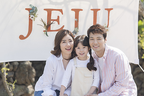 포토 JPG 주간 여자 남자 딸 행복 어린이 가족 엄마 가족여행 서기 미소 앉기 소녀 상반신 성인 야외 앞모습 세명 30대 제주도 화목 봄 산책 한국인 가족라이프 아빠 핵가족 즐거움 봄여행 노리매공원 국내포토 자연요소 라이프스타일 계절 공원 감정 뷰포인트 여행 컨셉 관계 모션 휴식 한국 표정 사람 동양인 장년 파일형식