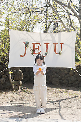 포토 JPG 주간 전신 여자 딸 행복 어린이 가족여행 한명 서기 미소 들기 소녀 야외 앞모습 제주도 맑음 화목 봄 한국인 가족라이프 즐거움 한라봉 봄여행 소녀한명만 노리매공원 국내포토 자연요소 1 라이프스타일 계절 공원 감정 뷰포인트 여행 컨셉 과일 가족 모션 날씨 한국 표정 사람 동양인 여자한명만 소녀만 파일형식