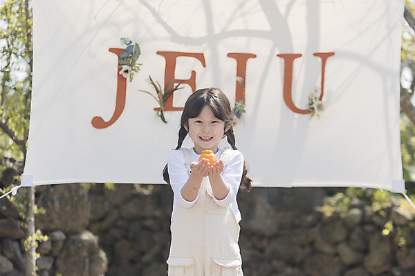 포토 JPG 주간 여자 딸 행복 어린이 가족여행 한명 서기 미소 들기 소녀 상반신 야외 앞모습 제주도 화목 봄 한국인 가족라이프 즐거움 한라봉 봄여행 소녀한명만 노리매공원 국내포토 자연요소 1 라이프스타일 계절 공원 감정 뷰포인트 여행 컨셉 과일 가족 모션 한국 표정 사람 동양인 여자한명만 소녀만 파일형식