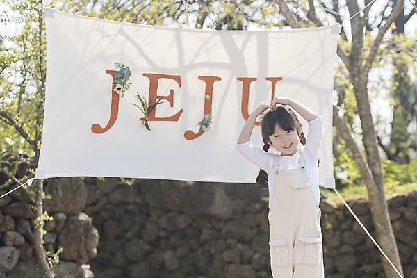 포토 JPG 주간 여자 딸 행복 어린이 가족여행 사랑 한명 서기 미소 소녀 상반신 야외 앞모습 제주도 화목 봄 한국인 가족라이프 즐거움 손하트 봄여행 소녀한명만 노리매공원 국내포토 자연요소 1 라이프스타일 계절 공원 감정 뷰포인트 여행 컨셉 가족 모션 한국 표정 사람 동양인 손짓 여자한명만 소녀만 파일형식