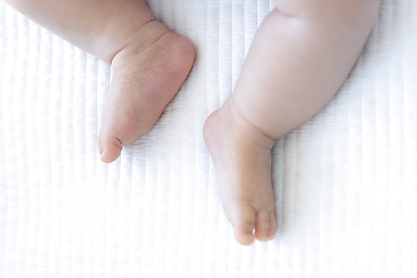 포토 JPG 스튜디오촬영 남자 신체 발 휴식 실내 한명 근접촬영 신체부위 평화 귀여움 육아 성장 다리 아기 발바닥 발가락 돌봄 천진난만 남자아기한명만 국내포토 1 뷰포인트 컨셉 모션 사람 내부 남자한명만 남자아기만 파일형식