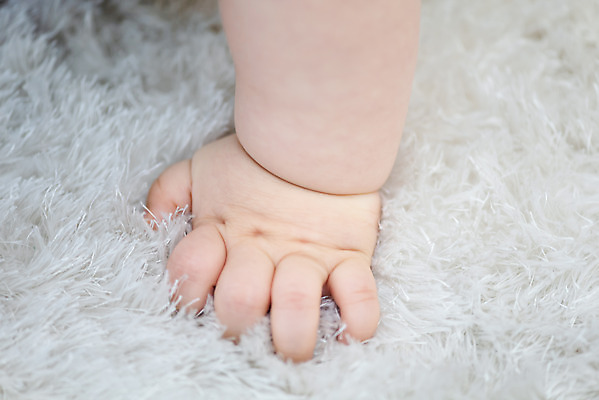 포토 JPG 스튜디오촬영 손 남자 휴식 한손 실내 한명 근접촬영 신체부위 평화 귀여움 주먹 육아 성장 아기 돌봄 천진난만 남자아기한명만 국내포토 1 뷰포인트 컨셉 모션 사람 내부 남자한명만 남자아기만 파일형식