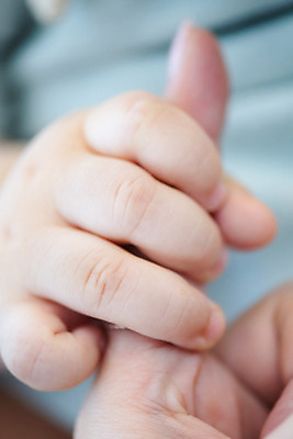 포토 JPG 스튜디오촬영 손 남자 손가락 휴식 한손 실내 근접촬영 성인 두명 신체부위 평화 귀여움 손잡기 주먹 육아 성장 아기 잡기 돌봄 천진난만 국내포토 뷰포인트 컨셉 모션 사람 내부 파일형식