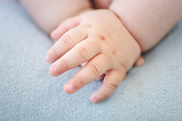 포토 JPG 스튜디오촬영 손 남자 휴식 한손 실내 한명 근접촬영 신체부위 평화 귀여움 육아 성장 아기 돌봄 천진난만 남자아기한명만 국내포토 1 뷰포인트 컨셉 모션 사람 내부 남자한명만 남자아기만 파일형식