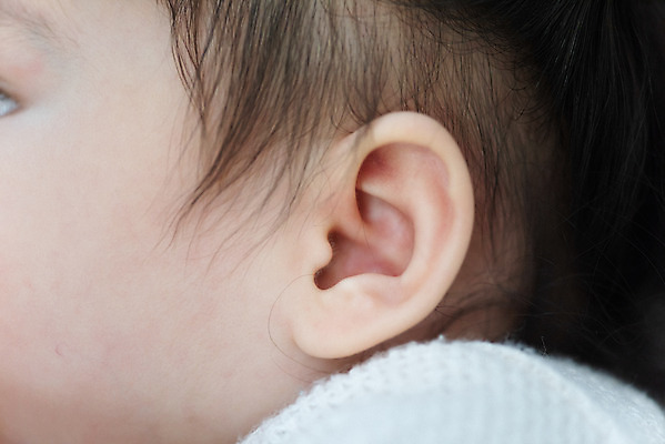 포토 JPG 스튜디오촬영 여자 얼굴 휴식 실내 한명 근접촬영 옆모습 신체부위 평화 귀여움 육아 성장 아기 귀 돌봄 천진난만 여자아기한명만 국내포토 1 뷰포인트 컨셉 모션 사람 내부 여자한명만 여자아기만 파일형식