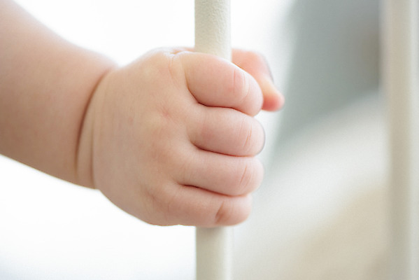 포토 JPG 스튜디오촬영 손 여자 휴식 한손 실내 한명 근접촬영 신체부위 평화 귀여움 주먹 육아 성장 아기 잡기 돌봄 천진난만 여자아기한명만 국내포토 1 뷰포인트 컨셉 모션 사람 내부 여자한명만 여자아기만 파일형식