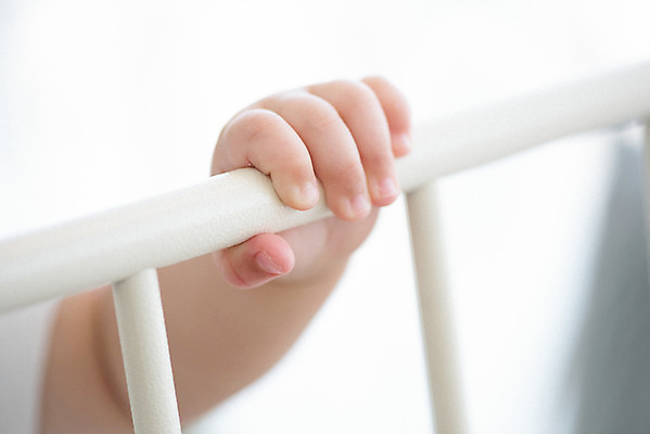 포토 JPG 스튜디오촬영 손 여자 휴식 한손 실내 한명 근접촬영 신체부위 평화 귀여움 주먹 육아 성장 아기 잡기 돌봄 천진난만 여자아기한명만 국내포토 1 뷰포인트 컨셉 모션 사람 내부 여자한명만 여자아기만 파일형식