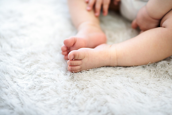 포토 JPG 스튜디오촬영 여자 발 휴식 실내 한명 사람 앉기 근접촬영 신체부위 평화 귀여움 육아 하반신 성장 다리 아기 발바닥 발가락 돌봄 천진난만 여자아기한명만 국내포토 1 뷰포인트 컨셉 모션 내부 여자한명만 여자아기만 파일형식