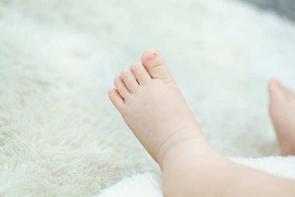 포토 JPG 스튜디오촬영 남자 발 휴식 실내 한명 근접촬영 신체부위 평화 귀여움 육아 성장 다리 아기 발바닥 발가락 돌봄 천진난만 남자아기한명만 국내포토 1 뷰포인트 컨셉 모션 사람 내부 남자한명만 남자아기만 파일형식