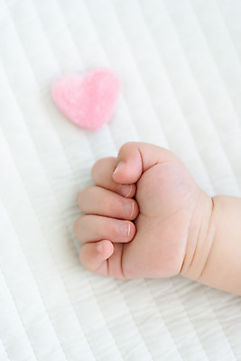 포토 JPG 스튜디오촬영 손 남자 휴식 한손 실내 사랑 한명 근접촬영 신체부위 평화 귀여움 주먹 육아 성장 하트 아기 돌봄 천진난만 남자아기한명만 국내포토 모양 1 감정 뷰포인트 컨셉 모션 사람 내부 남자한명만 남자아기만 파일형식