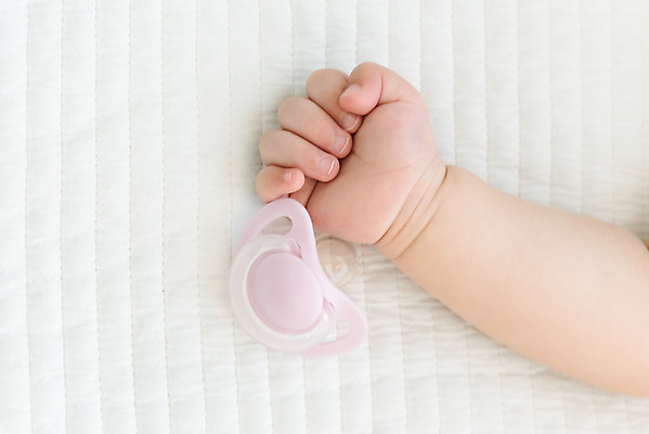 포토 JPG 스튜디오촬영 손 남자 휴식 한손 실내 한명 근접촬영 신체부위 평화 귀여움 주먹 육아 성장 아기 노리개젖꼭지 돌봄 천진난만 남자아기한명만 국내포토 1 뷰포인트 컨셉 모션 사람 내부 아기용품 남자한명만 남자아기만 파일형식