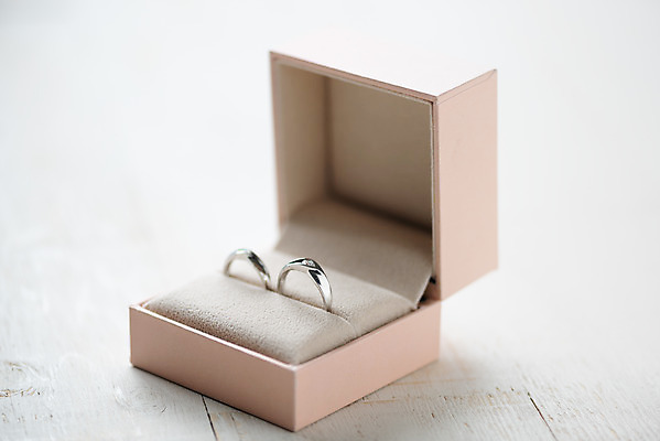 포토 JPG 스튜디오촬영 행복 결혼 프로포즈 결혼식 실내 사랑 근접촬영 사람없음 반지 맹세 오브젝트 결혼반지 커플반지 결혼소품 반지케이스 약혼 설레임 약혼반지 약혼식 국내포토 감정 뷰포인트 장신구 이벤트 내부 결심 보관함 약속 파일형식