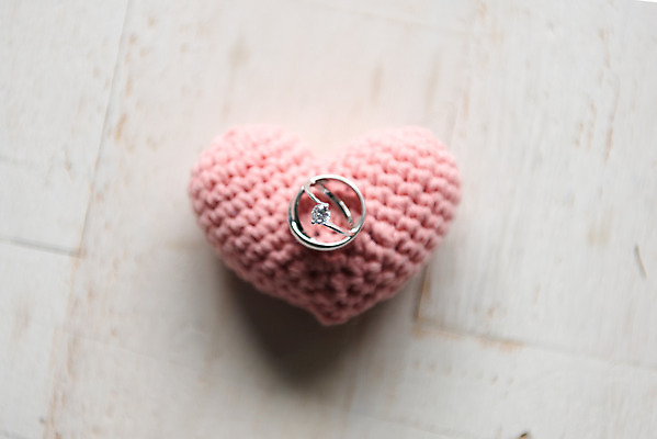 포토 JPG 스튜디오촬영 행복 결혼 프로포즈 결혼식 실내 사랑 사람없음 하이앵글 하트 반지 맹세 오브젝트 결혼반지 커플반지 결혼소품 약혼 설레임 약혼반지 약혼식 플랫레이 나무배경 국내포토 모양 감정 뷰포인트 백그라운드 장신구 이벤트 내부 플랫 결심 약속 파일형식