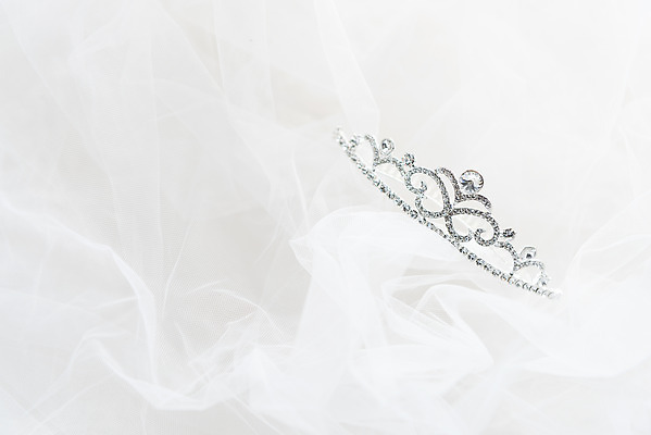 포토 JPG 스튜디오촬영 행복 결혼 결혼식 면사포 실내 사랑 사람없음 맹세 오브젝트 티아라 약혼 설레임 약혼식 헤어액세사리 국내포토 감정 장신구 왕관 이벤트 내부 장식 결심 약속 결혼소품 파일형식