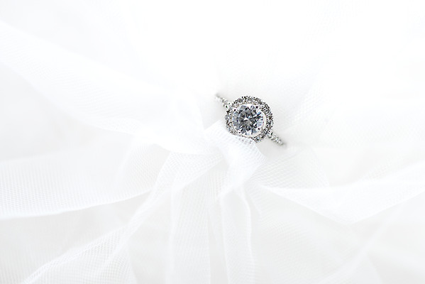 포토 JPG 스튜디오촬영 행복 결혼 프로포즈 결혼식 면사포 실내 사랑 사람없음 반지 맹세 오브젝트 결혼반지 커플반지 약혼 설레임 약혼반지 약혼식 국내포토 감정 장신구 이벤트 내부 결심 약속 결혼소품 파일형식