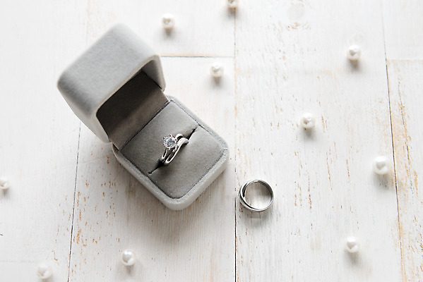 포토 JPG 스튜디오촬영 행복 결혼 프로포즈 결혼식 실내 사랑 사람없음 하이앵글 반지 맹세 오브젝트 결혼반지 진주 커플반지 결혼소품 반지케이스 약혼 설레임 약혼반지 약혼식 국내포토 감정 뷰포인트 장신구 이벤트 내부 결심 보석 보관함 약속 파일형식