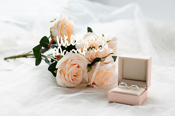 포토 JPG 스튜디오촬영 행복 꽃다발 결혼 프로포즈 결혼식 실내 사랑 사람없음 장미 반지 맹세 오브젝트 결혼반지 커플반지 결혼소품 반지케이스 약혼 설레임 약혼반지 약혼식 국내포토 꽃 감정 장신구 이벤트 내부 결심 보관함 약속 파일형식