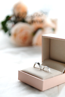 포토 JPG 스튜디오촬영 행복 꽃다발 결혼 프로포즈 결혼식 실내 사랑 근접촬영 사람없음 아웃포커스 장미 반지 맹세 오브젝트 결혼반지 커플반지 결혼소품 반지케이스 약혼 설레임 약혼반지 약혼식 국내포토 꽃 감정 뷰포인트 장신구 촬영기법 이벤트 내부 결심 보관함 약속 파일형식