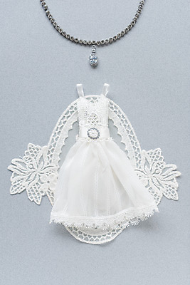 포토 JPG 스튜디오촬영 행복 웨딩드레스 결혼 목걸이 결혼식 실내 사랑 사람없음 장식 맹세 오브젝트 결혼소품 약혼 설레임 약혼식 국내포토 레이스천 드레스 감정 장신구 이벤트 내부 직물 결심 약속 파일형식