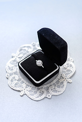 포토 JPG 스튜디오촬영 행복 결혼 프로포즈 결혼식 실내 사랑 사람없음 반지 맹세 오브젝트 결혼반지 커플반지 결혼소품 반지케이스 약혼 설레임 약혼반지 약혼식 국내포토 레이스천 감정 장신구 이벤트 내부 직물 결심 보관함 약속 파일형식