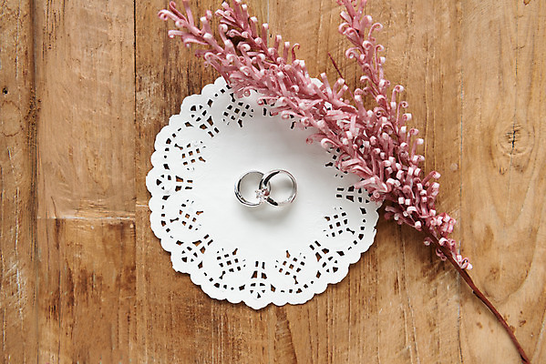 포토 JPG 스튜디오촬영 행복 결혼 프로포즈 결혼식 실내 사랑 사람없음 하이앵글 반지 맹세 오브젝트 결혼반지 커플반지 결혼소품 약혼 설레임 약혼반지 약혼식 플랫레이 국내포토 감정 뷰포인트 장신구 이벤트 내부 플랫 결심 약속 파일형식