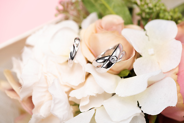 포토 JPG 스튜디오촬영 꽃 행복 부케 결혼 프로포즈 결혼식 실내 사랑 근접촬영 사람없음 반지 맹세 오브젝트 결혼반지 커플반지 결혼소품 약혼 설레임 약혼반지 약혼식 국내포토 식물 감정 뷰포인트 꽃다발 장신구 이벤트 내부 결심 약속 파일형식