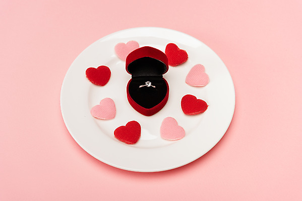 포토 JPG 스튜디오촬영 접시 행복 분홍색 결혼 프로포즈 결혼식 실내 사랑 사람없음 하이앵글 하트 반지 맹세 오브젝트 결혼반지 커플반지 결혼소품 반지케이스 약혼 설레임 약혼반지 약혼식 국내포토 모양 식기 감정 뷰포인트 컬러 장신구 이벤트 내부 결심 보관함 약속 파일형식